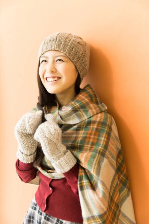 Foto de Primer plano retrato de joven asiático mujer usando caliente invierno ropa - Imagen libre de derechos