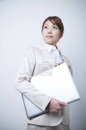 Foto de Retrato de joven mujer de negocios asiática sobre fondo gris claro - Imagen libre de derechos