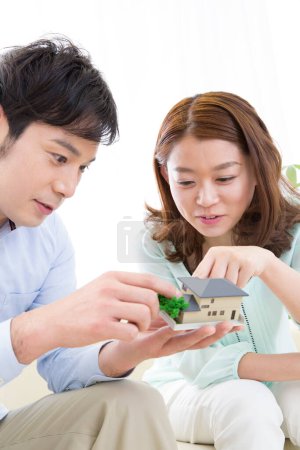 Téléchargez les photos : Asiatique couple avec maison modèle - en image libre de droit