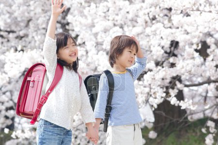 Téléchargez les photos : Mignon japonais fille et garçon dans printemps parc. concept d'éducation - en image libre de droit