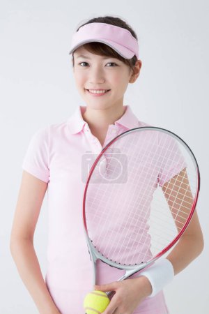 Foto de Joven japonesa con raqueta de tenis y pelota - Imagen libre de derechos