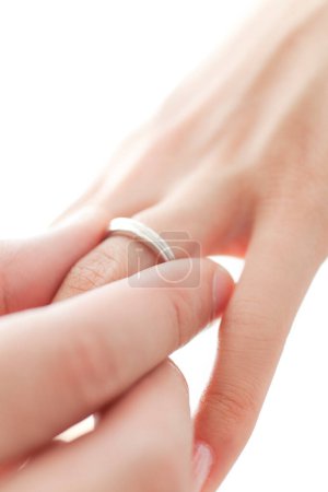 Foto de Una persona poniendo un anillo de bodas en el dedo - Imagen libre de derechos