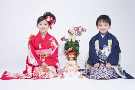 Téléchargez les photos : Portrait de japonais garçon et fille isolé sur fond blanc - en image libre de droit