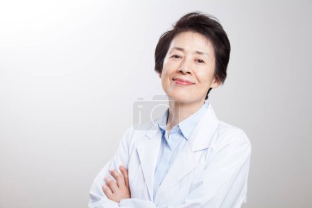 Téléchargez les photos : Femme confiante médecin asiatique en manteau médical - en image libre de droit