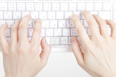 Téléchargez les photos : Mains féminines tapant sur clavier blanc, vue rapprochée - en image libre de droit