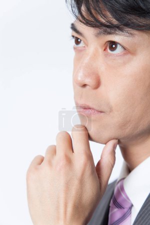 Téléchargez les photos : Portrait d'un homme d'affaires japonais adulte sur fond blanc - en image libre de droit