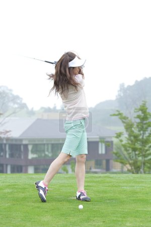 Téléchargez les photos : Asiatique fille jouer dans golf club - en image libre de droit