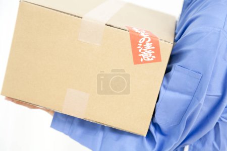 Téléchargez les photos : Homme tenant boîte avec colis - en image libre de droit