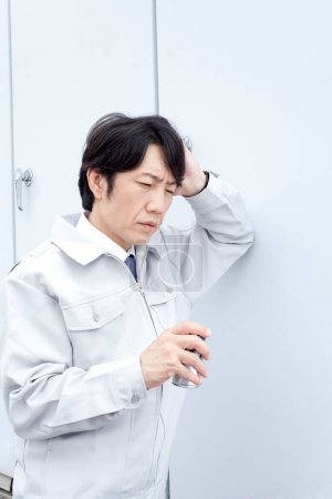 Foto de Retrato de un hombre de negocios asiático con dolor de cabeza con lata - Imagen libre de derechos