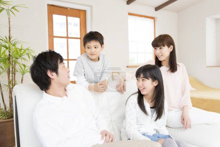 Téléchargez les photos : Portrait de famille japonaise heureuse à la maison - en image libre de droit