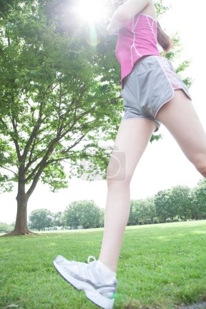 Foto de Mujer joven corriendo en el parque - Imagen libre de derechos