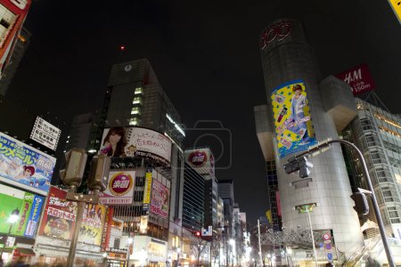 Foto de Distrito de Shibuya en Tokio, Japón. Shibuya Crossing es uno de los cruces más concurridos del mundo - Imagen libre de derechos