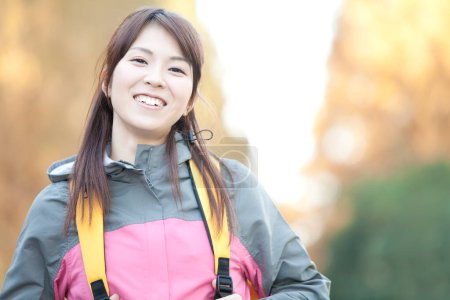 Foto de Mujer asiática con mochila sonriendo - Imagen libre de derechos