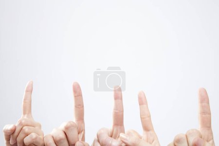 Téléchargez les photos : Mains pontant avec les doigts vers le haut sur fond blanc - en image libre de droit