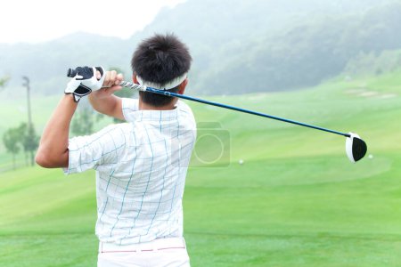 Téléchargez les photos : Jeune golfeur en club de golf - en image libre de droit
