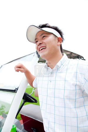 Téléchargez les photos : Jeune beau asiatique homme conduite un golf voiture - en image libre de droit