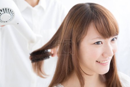 Foto de Mujer en salón de belleza haciendo peinado de pelo - Imagen libre de derechos