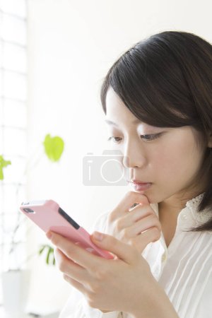 Foto de Una mujer mirando su teléfono celular - Imagen libre de derechos