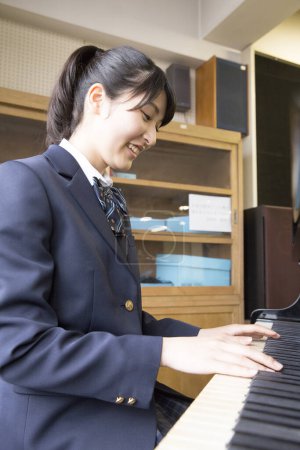 Foto de Japonesa mujer escuela estudiante jugando piano - Imagen libre de derechos