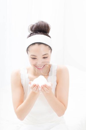 Foto de Japonesa mujer limpieza cara, primer plano retrato de joven dama lavado su cara - Imagen libre de derechos
