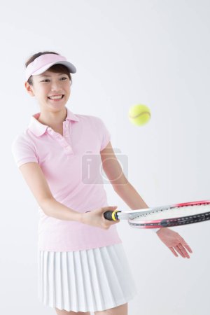 Téléchargez les photos : Jeune femme japonaise avec raquette de tennis et ballon - en image libre de droit