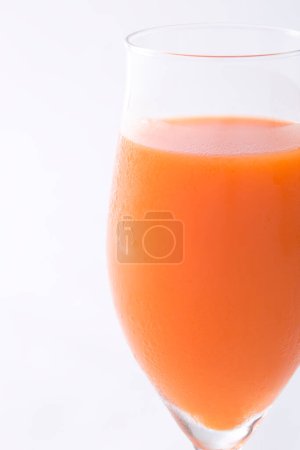 Foto de Vaso de jugo de zanahoria en la mesa, de cerca - Imagen libre de derechos