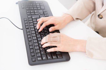 Téléchargez les photos : Femme utilisant un clavier d'ordinateur moderne, gros plan sur les mains - en image libre de droit