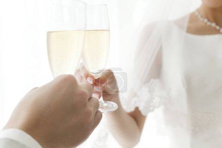 Foto de Una novia y el novio tostadas con champán - Imagen libre de derechos