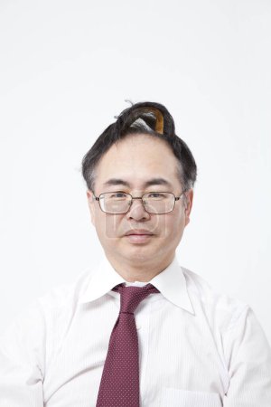 Téléchargez les photos : Portrait studio d'homme japonais mature avec perruque - en image libre de droit