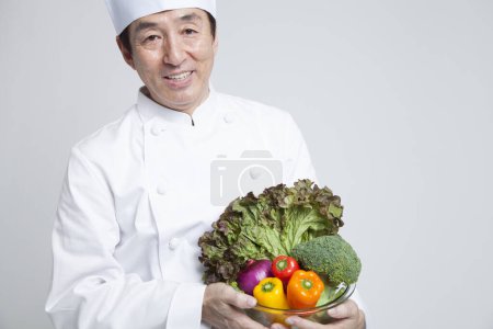 Foto de Retrato de un chef asiático con verduras - Imagen libre de derechos