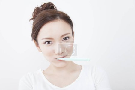 Foto de Mujer asiática cepillarse los dientes con cepillo de dientes - Imagen libre de derechos