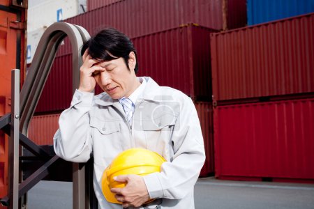 Téléchargez les photos : Asiatique homme avec casque dans entrepôt - en image libre de droit