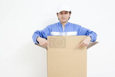 Foto de Hombre asiático con caja de cartón - Imagen libre de derechos