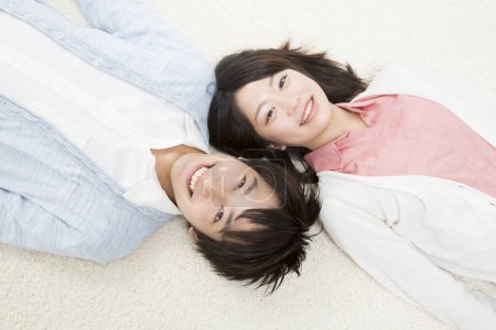 Téléchargez les photos : Asiatique famille relaxant ensemble - en image libre de droit
