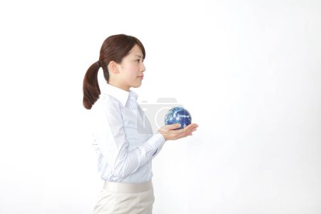 Téléchargez les photos : Femme avec un globe sur fond blanc - en image libre de droit