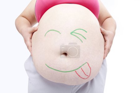 Foto de Mujer embarazada con el vientre pintado sobre un fondo blanco - Imagen libre de derechos