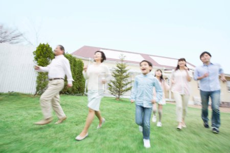 Foto de Retrato de gran familia japonesa corriendo cerca de casa - Imagen libre de derechos