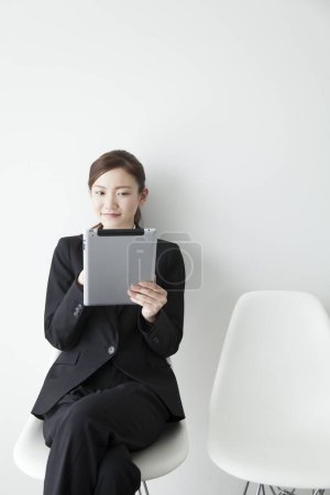 Foto de Mujer usando tableta digital en la oficina - Imagen libre de derechos