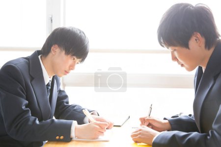 Téléchargez les photos : Les jeunes Japonais les garçons étudiant à l'école - en image libre de droit