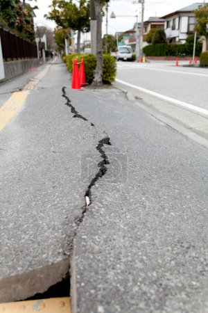 Téléchargez les photos : Surface de route asphaltée fissurée après le tremblement de terre - en image libre de droit