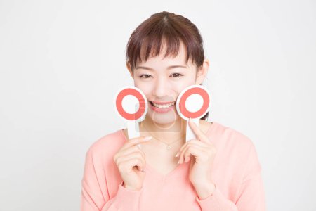Téléchargez les photos : Jeune femme montrant des signes de cercle rouge. Japonais fille avec OK pancartes - en image libre de droit
