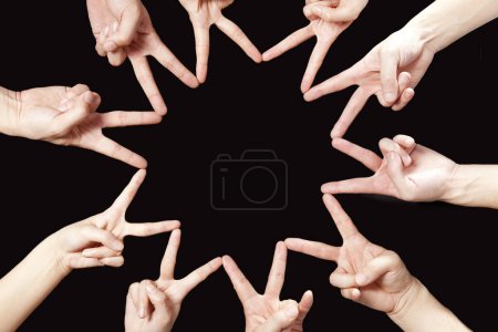 Téléchargez les photos : Mains aux gestes de victoire, isolées sur fond noir - en image libre de droit