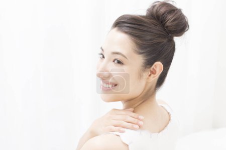 Téléchargez les photos : Femme asiatique avec le concept de soins de la peau, l'application de crème sur le corps, faire massage - en image libre de droit