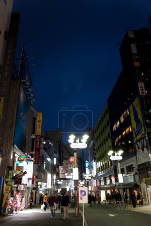 Téléchargez les photos : Shibuya district à Tokyo, Japon. Shibuya Crossing est l'un des passages piétons les plus fréquentés au monde - en image libre de droit