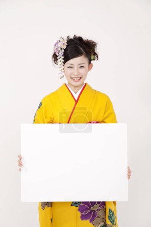 asiatique petite fille en kimono tenant bannière vierge