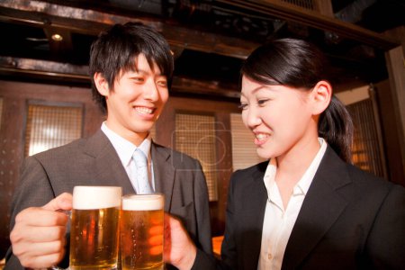 Téléchargez les photos : Des hommes d'affaires japonais avec de la bière au bar - en image libre de droit