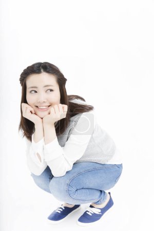 Téléchargez les photos : Portrait de belle émotionnelle jeune femme japonaise isolé sur blanc - en image libre de droit