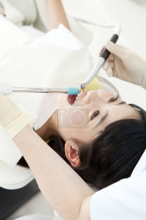 Téléchargez les photos : Asiatique fille à l 'dentiste - en image libre de droit