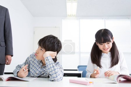Téléchargez les photos : Portrait de Japonais fille et garçon étudiant à l'école - en image libre de droit