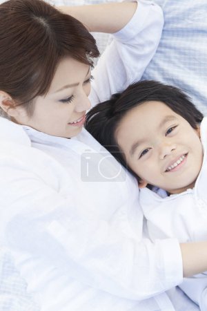 Téléchargez les photos : Gros plan portrait extérieur de asiatique mère et fils avoir amusant ensemble - en image libre de droit